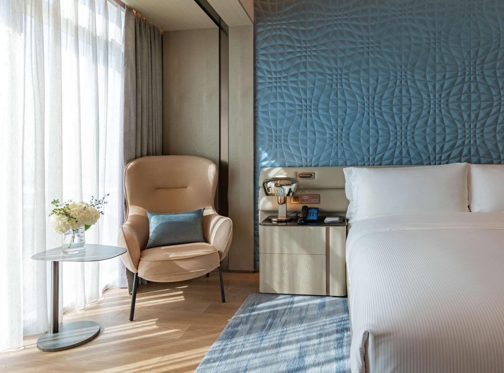Hilton World Exhibition & Convention Center - Only 5 Minutes' Walk To Wecc