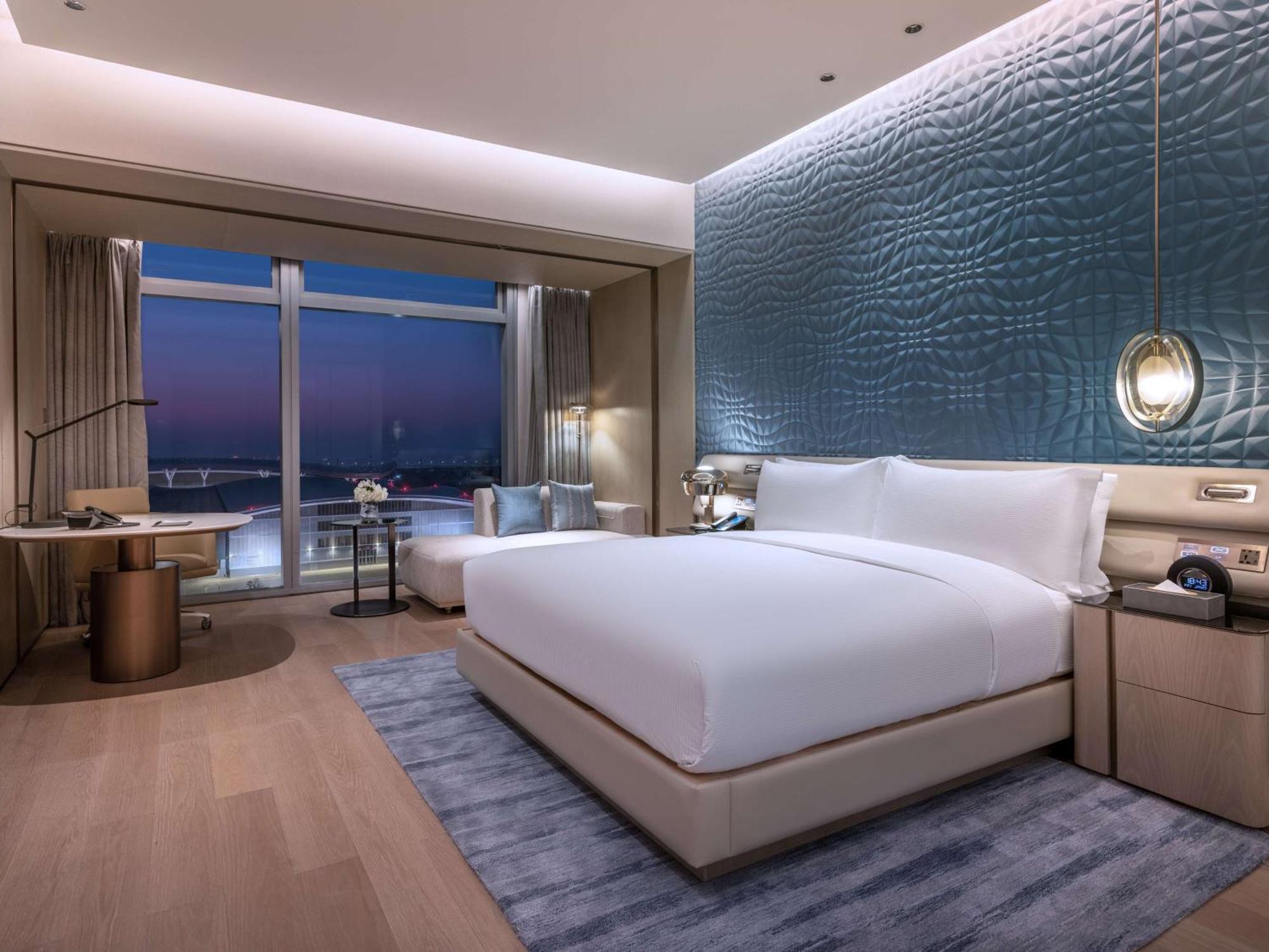 Hilton World Exhibition & Convention Center - Only 5 Minutes' Walk To Wecc 5*