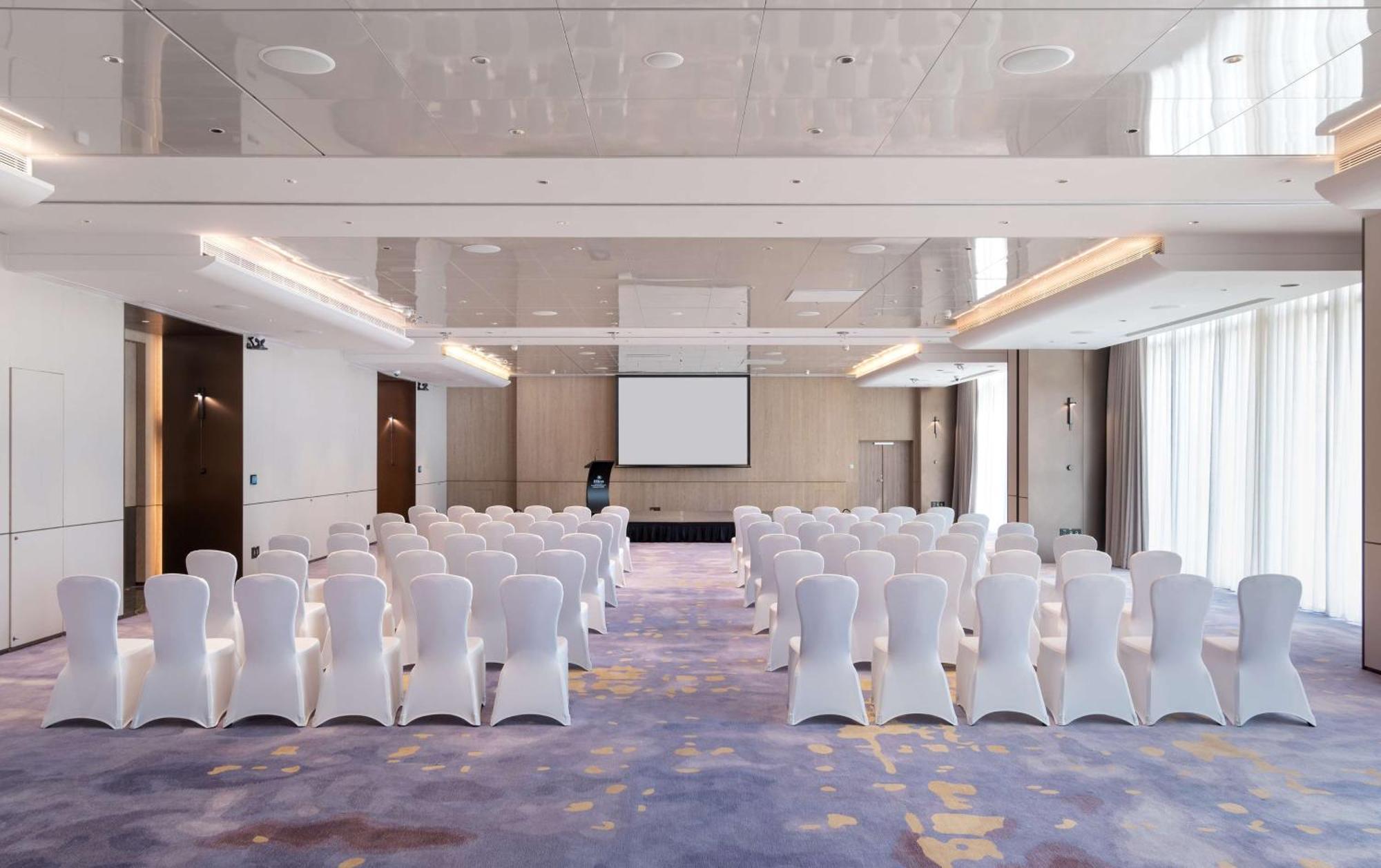 Hilton World Exhibition & Convention Center - Only 5 Minutes' Walk To Wecc
