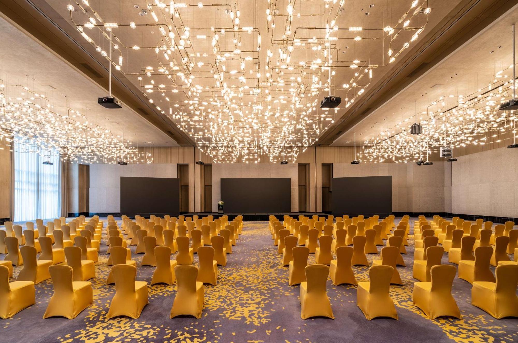 Hilton World Exhibition & Convention Center - Only 5 Minutes' Walk To Wecc