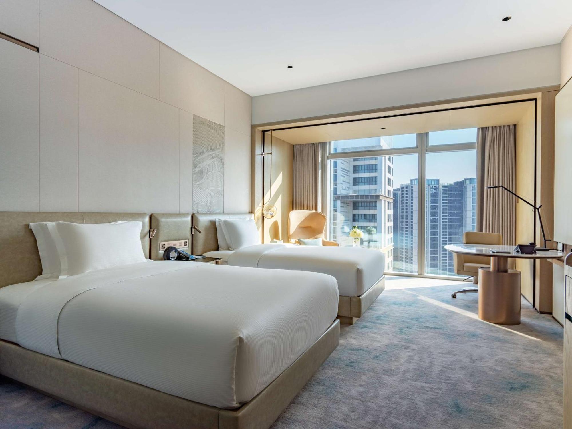 Hilton World Exhibition & Convention Center - Only 5 Minutes' Walk To Wecc ホテル