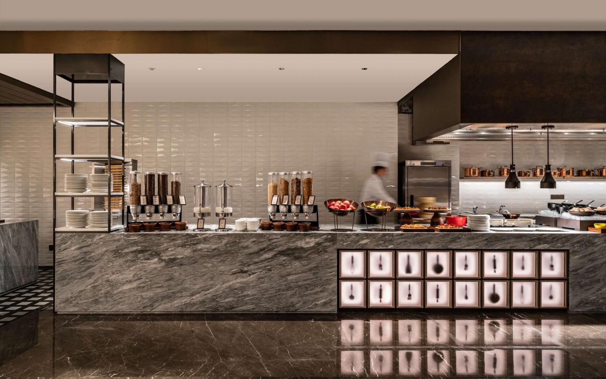 Hilton World Exhibition & Convention Center - Only 5 Minutes' Walk To Wecc ホテル